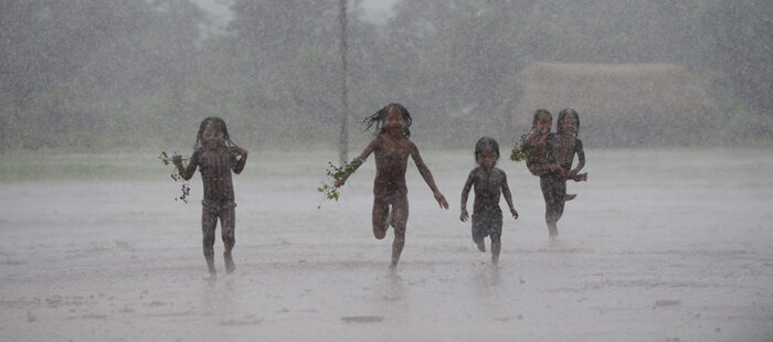 Enfants sous la pluie